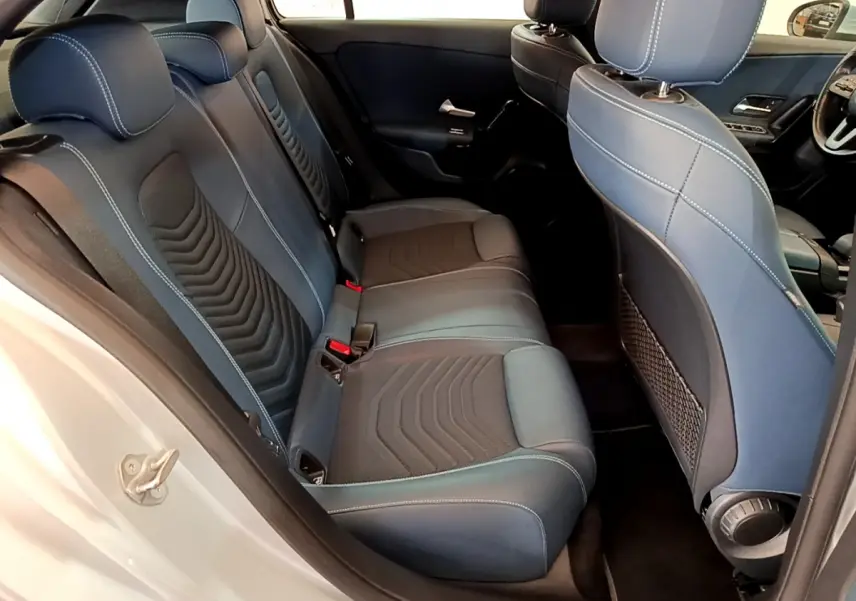 Vue intérieure côté droit montrant les sièges arrière en tissu bleu et noir d'une Mercedes Classe A 180 d Business Line 2020.