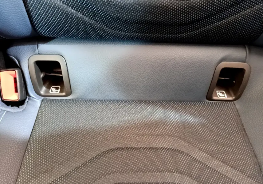 Gros plan sur la banquette arrière grise de la Mercedes Classe A 180 d Business Line avec fixations Isofix visibles.