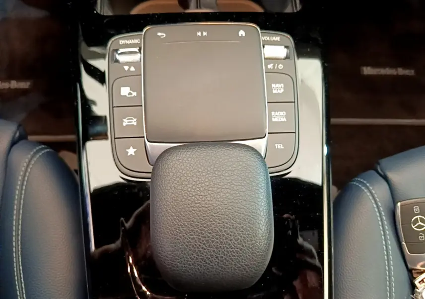 Vue rapprochée du pavé tactile et levier de vitesse cuir noir de la Mercedes Classe A 180 d Business Line 2020.