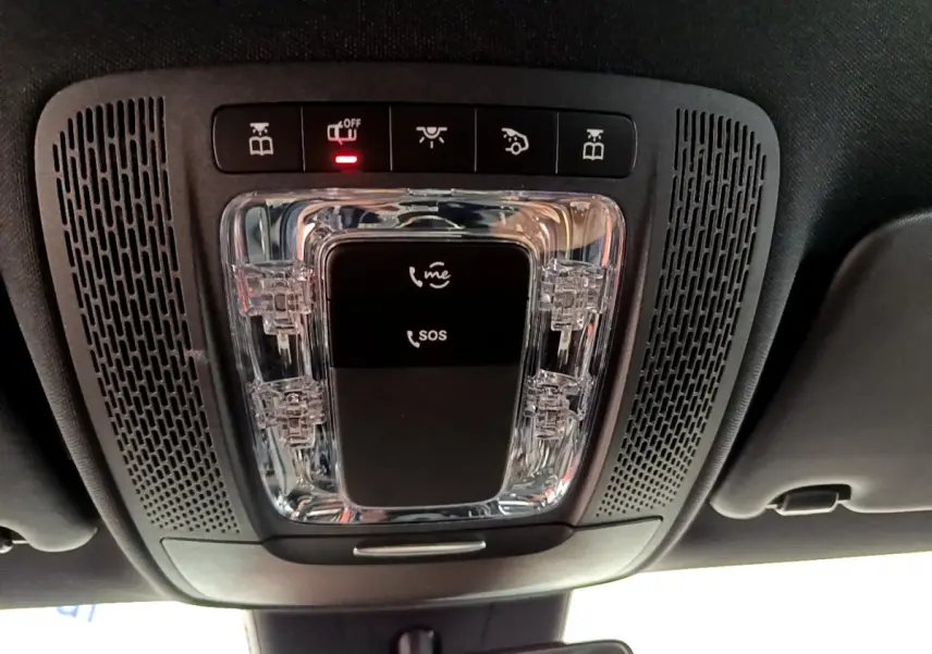 Vue en plongée sur le plafonnier noir avec commandes SOS et appels du Mercedes Classe A gris clair 2020.