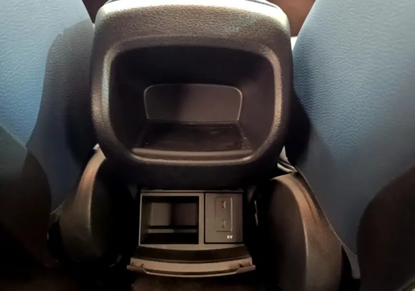 Vue rapprochée du rangement arrière et prises USB sous les sièges avant d'une Mercedes Classe A gris clair 2020.