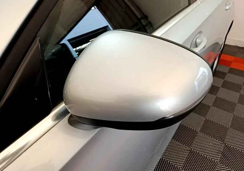 Gros plan sur le rétroviseur côté gauche gris clair de la Mercedes Classe A 180 d Business Line 2020.