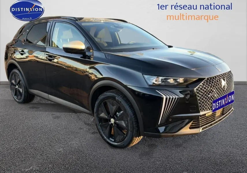 DS7 1.5 BlueHDi 130 noir en 3/4 avant droit, avec calandre distinctive et jantes noires brillantes.