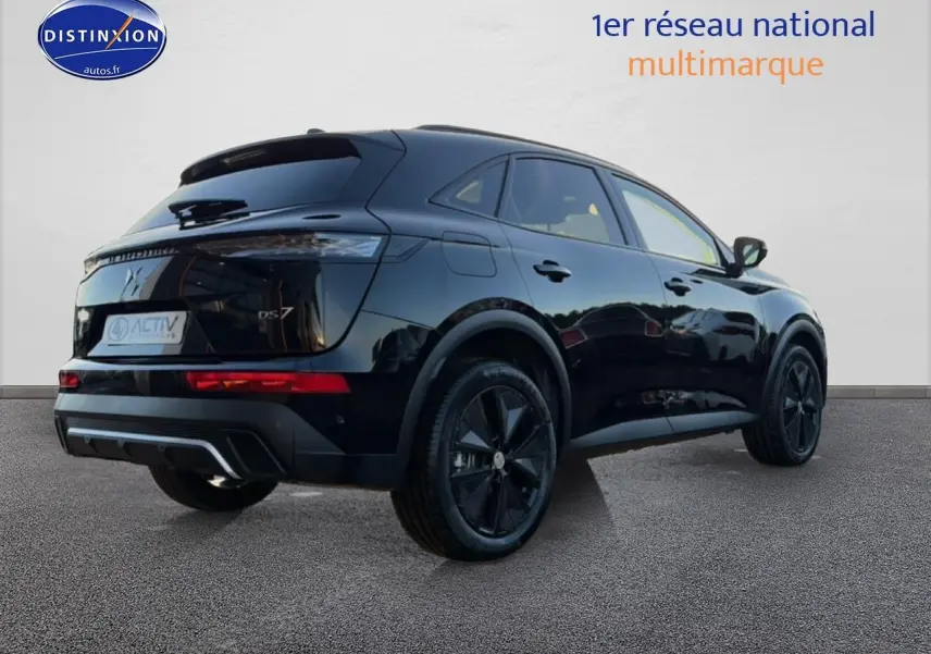 Vue 3/4 arrière droite du SUV DS7 noir avec jantes noires et feux arrière LED distinctifs.