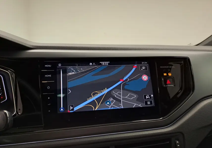 Écran tactile central du Volkswagen Taigo 2025 affichant la navigation Discover Pro avec carte et commandes tactiles.