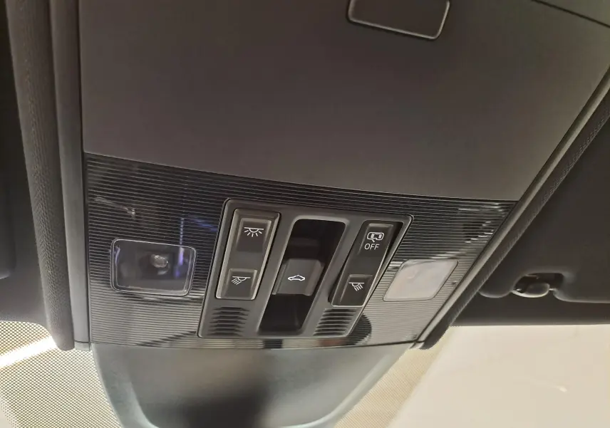 Vue en gros plan du panneau de commandes du toit ouvrant et des éclairages intérieurs du Volkswagen Taigo noir intense nacré.