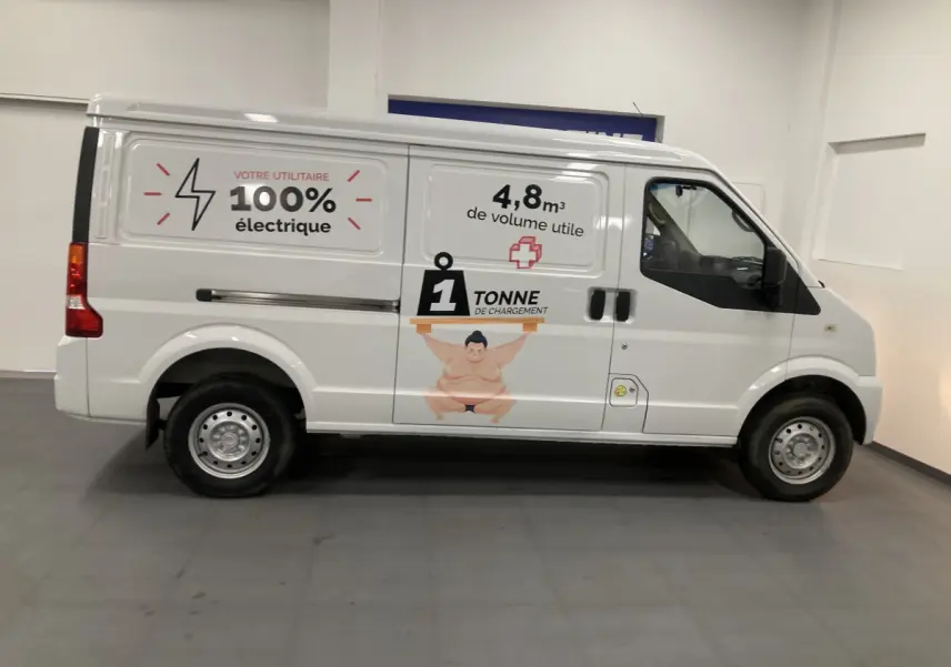 Vue de profil droit du fourgon utilitaire blanc DFSK EC35 Ecocity 2022 avec marquages publicitaires électriques et capacité de charge.