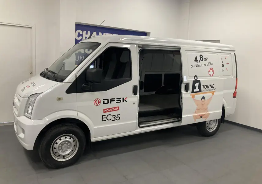 Vue latérale gauche d’un utilitaire blanc DFSK EC35 Ecocity 2022 avec porte coulissante ouverte et marquages de charge.