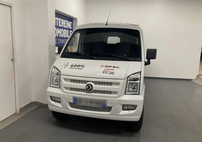 Vue avant d'un utilitaire blanc DFSK EC35 Ecocity électrique avec marquages 100% électrique et logo visible sur le capot.