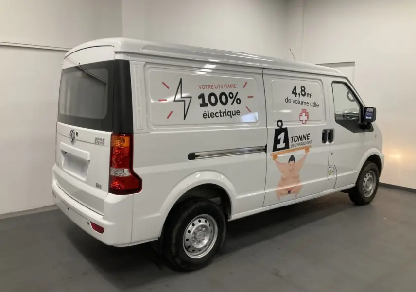 Vue 3/4 arrière droite du utilitaire blanc DFSK EC35 Ecocity avec marquages publicitaires électriques et capacité de charge.