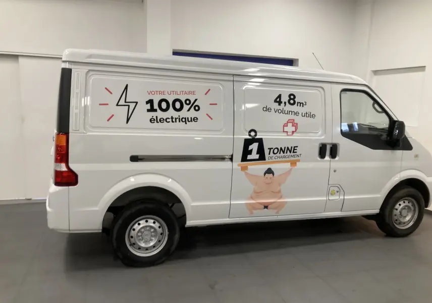 Vue latérale droite du utilitaire blanc DFSK EC35 Ecocity 2022 avec marquages publicitaires électriques et capacité de charge.