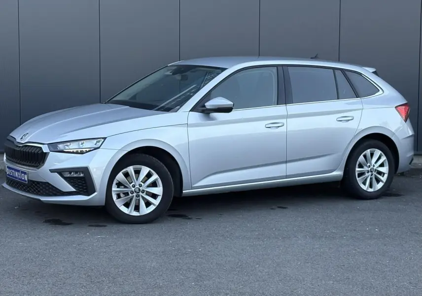 Vue de profil droit d'une Skoda Scala gris Reflex avec jantes alliage et vitres légèrement teintées.