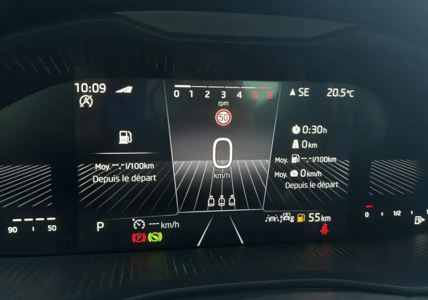 Affichage numérique du tableau de bord de la Skoda Scala gris Reflex, montrant la vitesse à 0 km/h et diverses alertes.