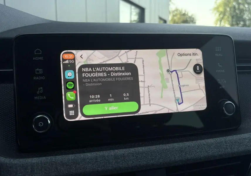 Écran tactile 8,25 pouces du système d'info-divertissement de la Skoda Scala TSI 116 DSG7, affichant une navigation GPS.