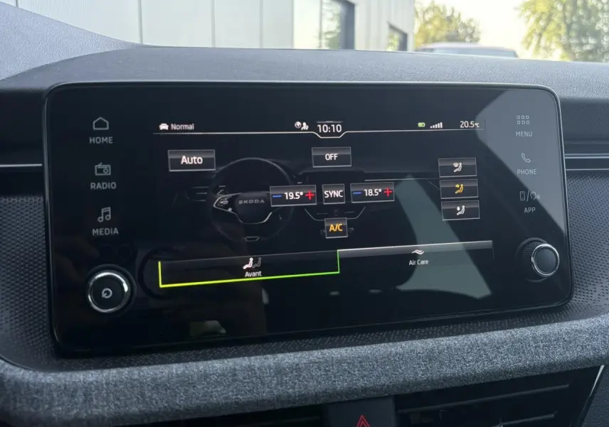 Écran tactile central de la Skoda Scala TSI 116 DSG7 Sélection affichant la climatisation bi-zone, vue intérieure.