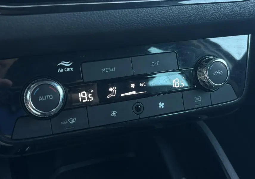 Gros plan sur la commande de climatisation automatique bi-zone du Skoda Scala gris, affichant 19,5°C à gauche et 18,5°C à droite.
