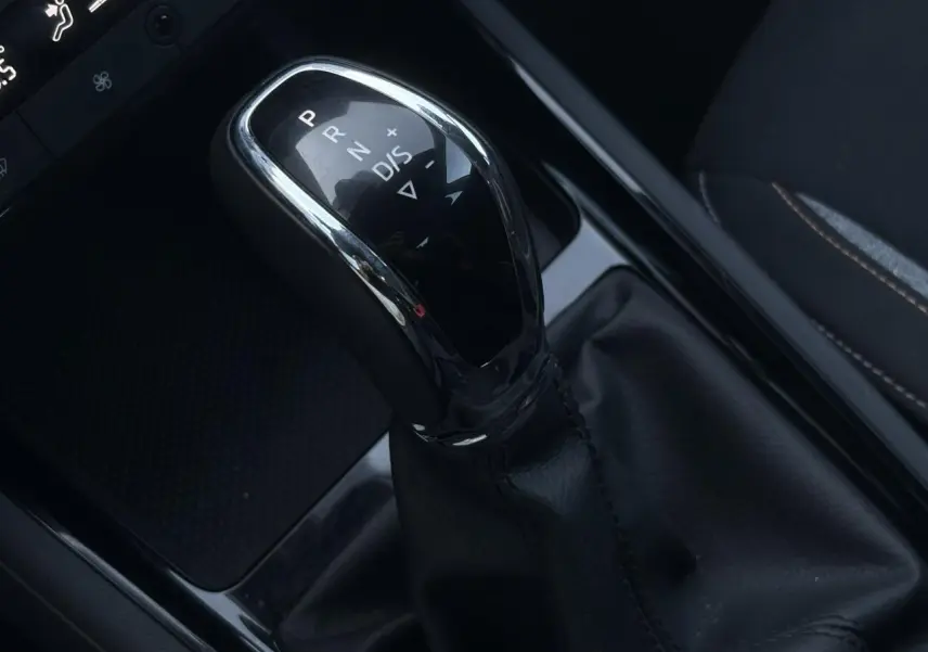 Le levier de vitesse automatique noir et chrome de la Skoda Scala TSI 116 DSG7, vue rapprochée côté droit intérieur.