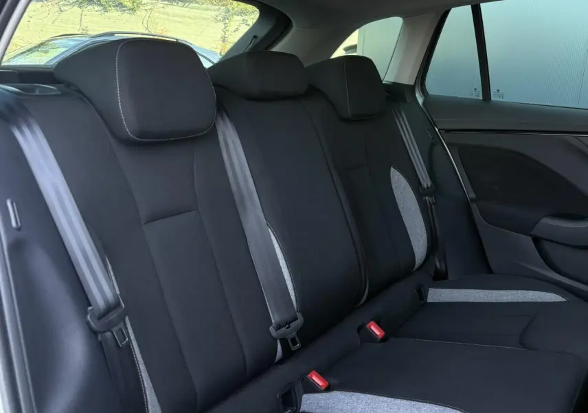Vue latérale droite de la banquette arrière noire avec surpiqûres grises de la Skoda Scala TSI 116 DSG7 2025.