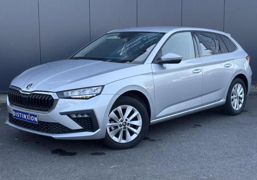 Vue 3/4 avant droite d'une Skoda Scala TSI 116 DSG7 gris Reflex avec jantes alliage et calandre noire.