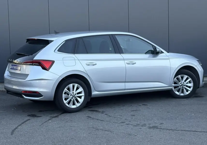 Vue de profil droit d'une Skoda Scala gris reflex avec vitres arrière surteintées et jantes alliage 16 pouces.
