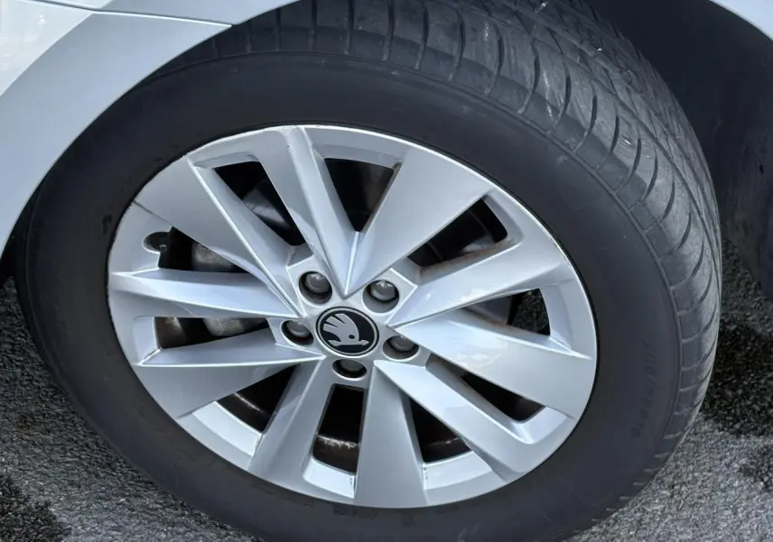 Gros plan sur la jante alliage 16 pouces Cortadero Aero gris argenté d'une Skoda Scala Gris Reflex.
