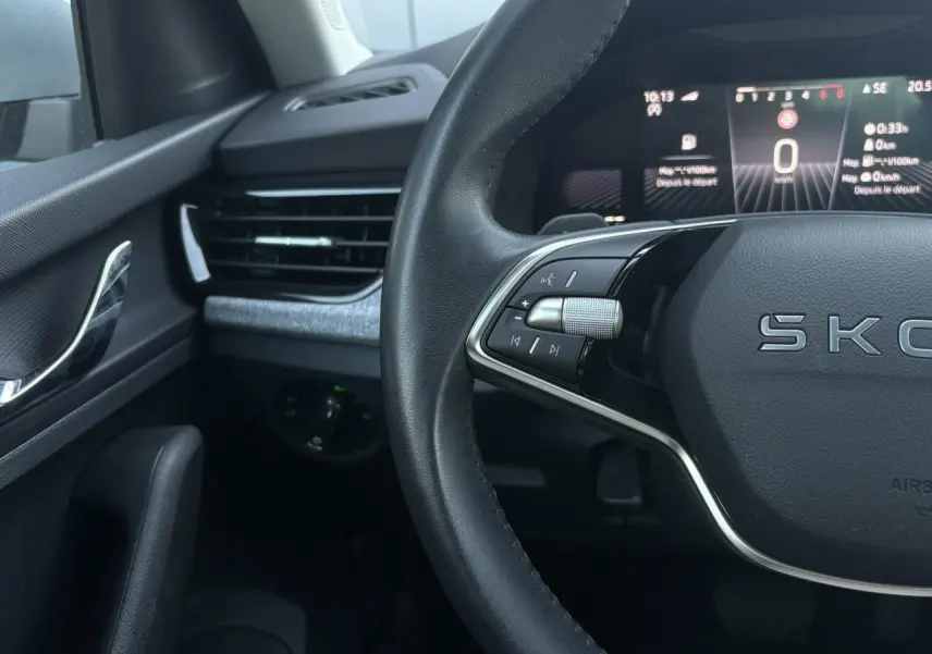 Vue rapprochée du volant cuir noir et du tableau de bord digital de la Skoda Scala TSI 116 DSG7 gris Reflex.