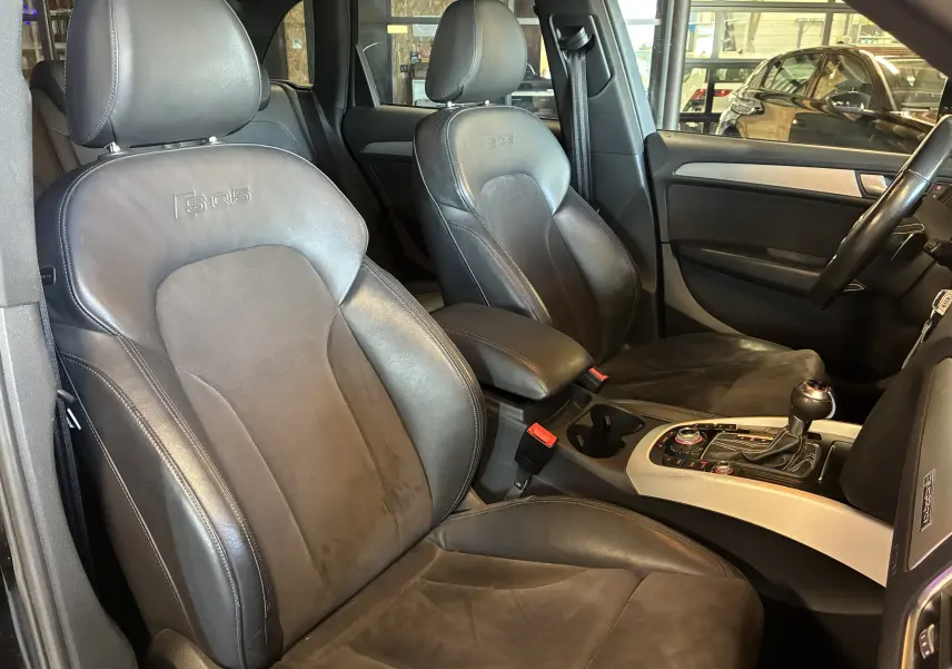 Vue intérieure côté avant droit de l’Audi SQ5 2016 avec sièges sport cuir et alcantara noirs embossés SQ5.