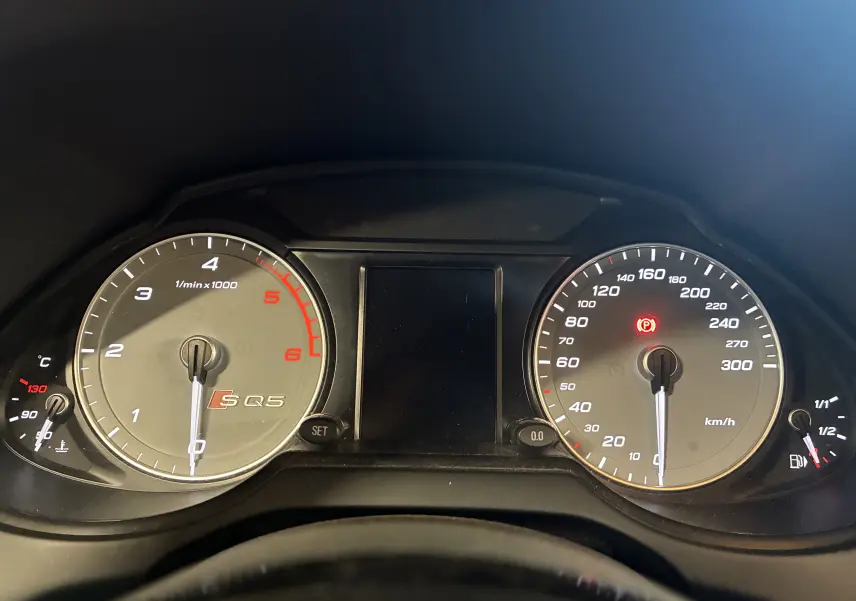 Vue rapprochée du tableau de bord de l'Audi SQ5 2016, avec compte-tours et vitesse en km/h, affichage digital éteint.