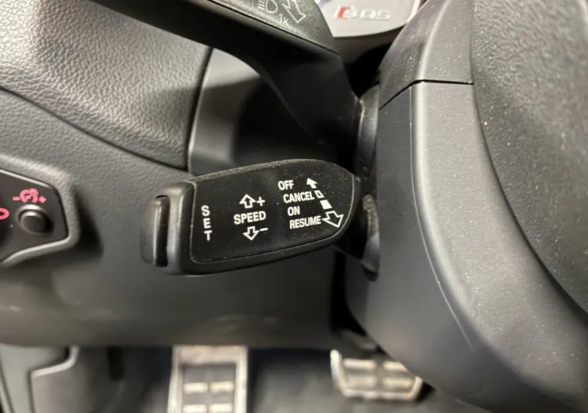 Le levier de régulateur de vitesse noir de l'Audi SQ5 2016, vu de près côté gauche du volant.