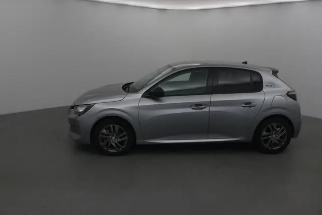 Peugeot 208 gris Artense vue de profil côté gauche dans un studio, soulignant ses lignes modernes et compactes.