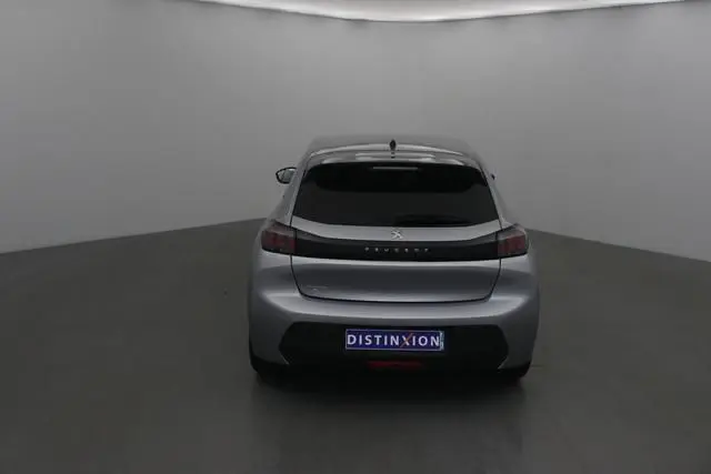 Vue arrière d'une Peugeot 208 gris Artense 2022, mettant en valeur ses feux sombres et son design compact.