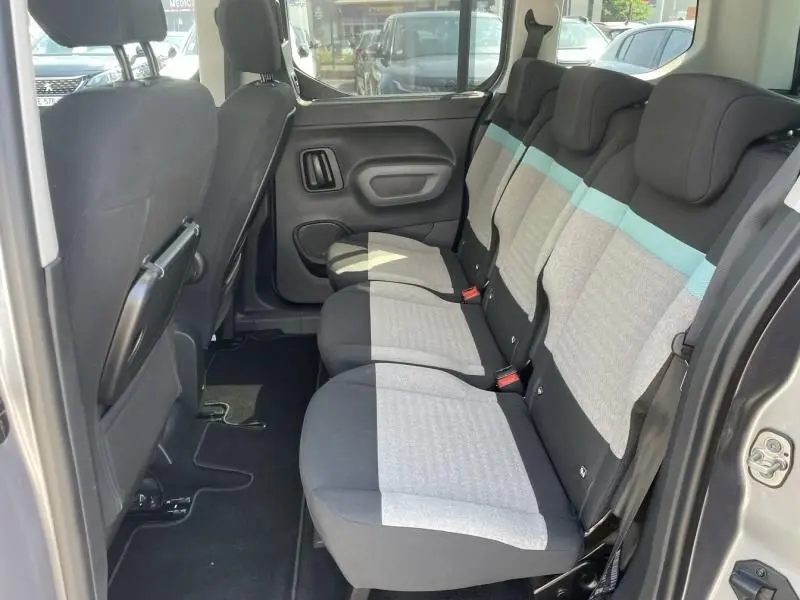 Vue intérieure côté droit sur les sièges arrière gris clair et foncé du Citroën Berlingo gris métal 2018.