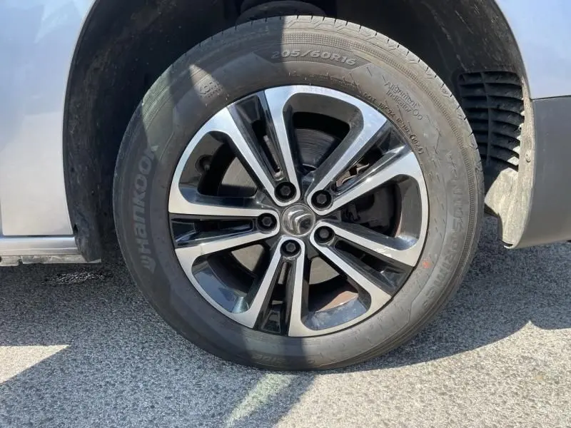 Gros plan sur la roue avant gauche du Citroën Berlingo gris métal, mettant en valeur la jante alliage et le pneu Hankook.