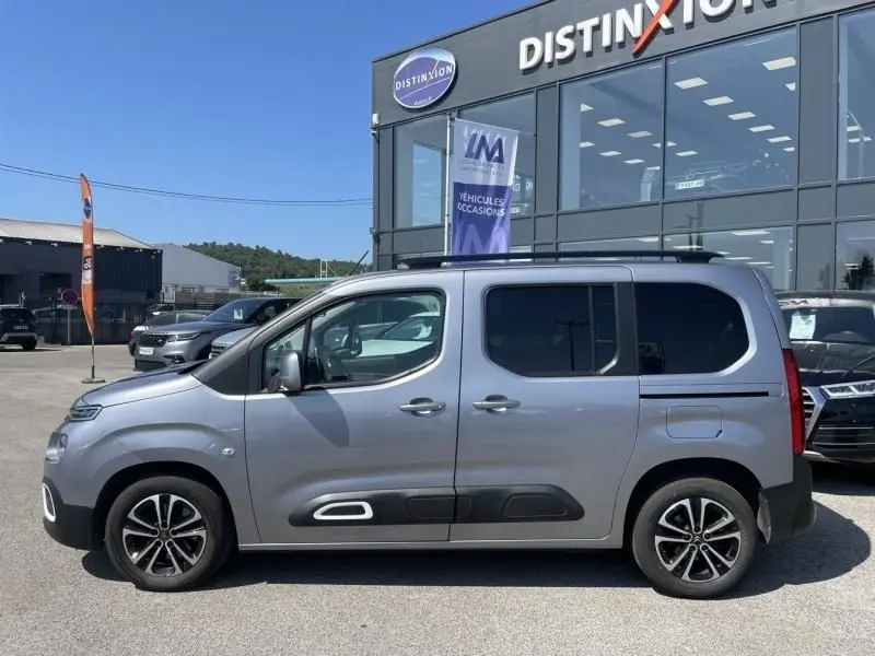 Profil droit d'un Citroën Berlingo gris métal 2018, version HDi 130 Shine avec vitres arrière teintées et jantes alliage.
