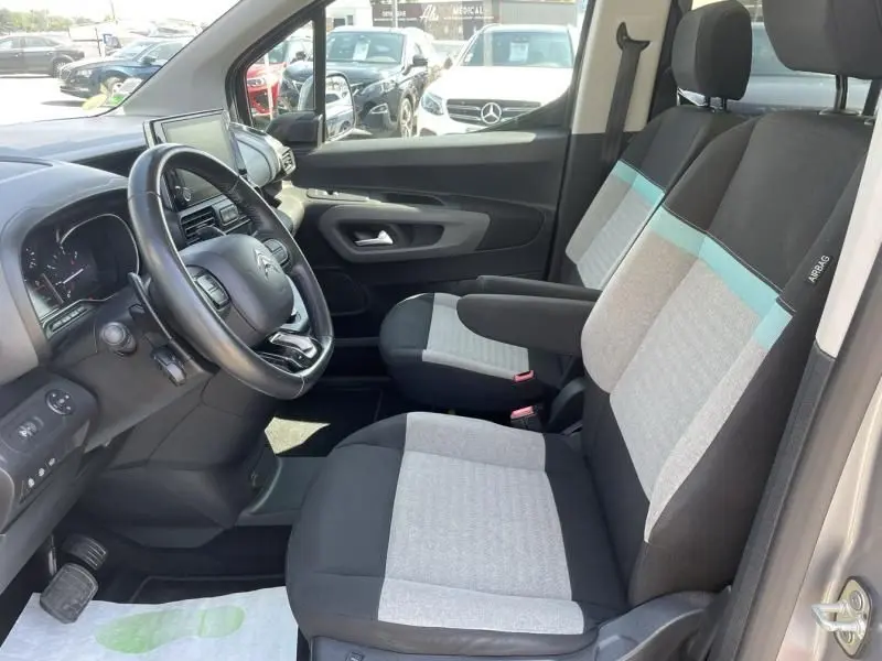 Intérieur du Citroën Berlingo 2018 gris métal, vue côté conducteur sur les sièges bicolores et le volant multifonction.