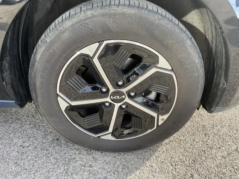 Gros plan sur la jante noire et argentée du KIA NIRO 2024, avec logo central, montée sur pneu Kumho.