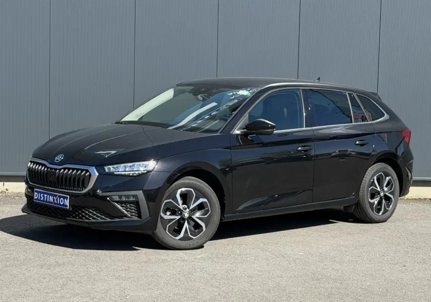 Vue 3/4 avant droite d'une Skoda Scala noir Magic Perle avec jantes alliage et calandre marquée.