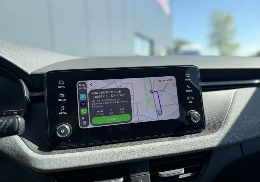 Écran tactile 8,25" du Skoda Scala TSI 116 DSG7 Sélection affichant un guidage GPS intérieur noir.