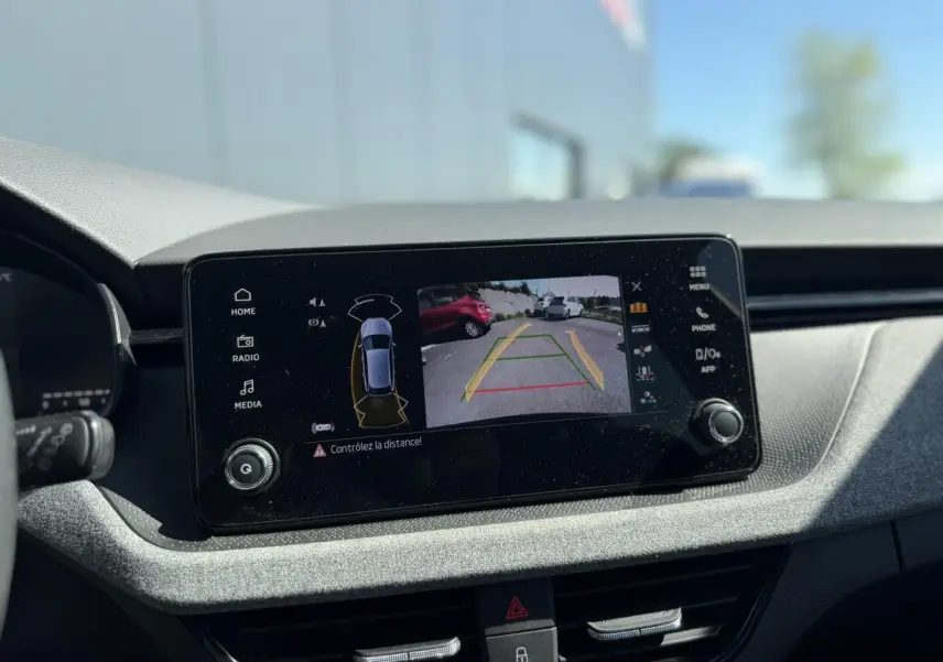 Écran central tactile de la Skoda Scala TSI 116 DSG7 montrant la caméra de recul en fonctionnement.
