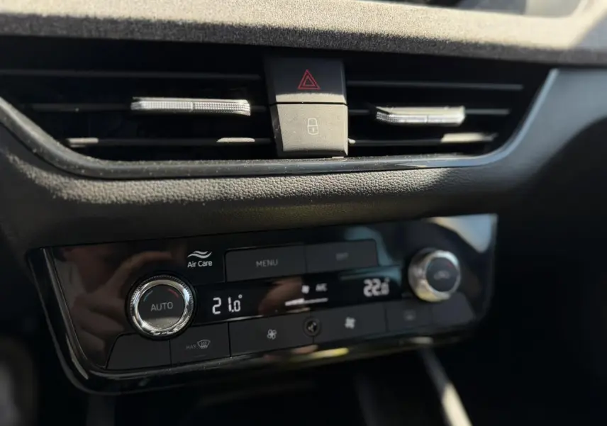 Gros plan sur la console centrale noire du Skoda Scala 2025, mettant en valeur la climatisation automatique bi-zone.