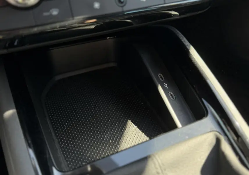 Gros plan sur la console centrale noire du Skoda Scala TSI 116 DSG7, montrant les ports USB-C intégrés.