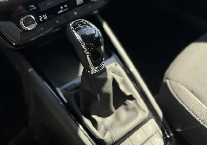 Le levier de vitesse automatique noir et chrome de la Skoda Scala TSI 116 DSG7 Sélection vu en gros plan intérieur.