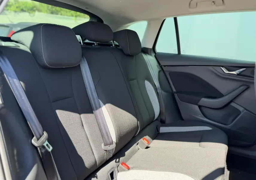 Vue intérieure côté droit des sièges arrière noirs avec ceintures et garnitures grises d'une Skoda Scala 2025.