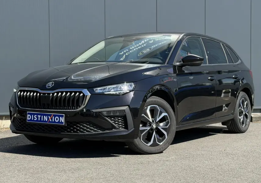 Vue 3/4 avant droite d'une Skoda Scala noire Magic Perle avec jantes alliage et calandre chromée.