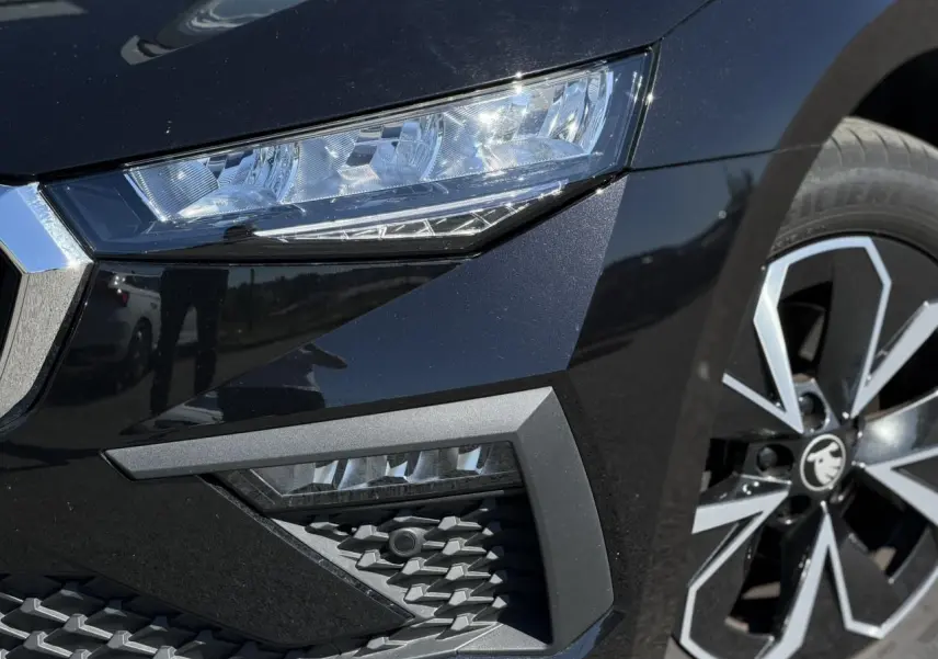 Gros plan sur l'avant droit noir Magic Perle d'une Skoda Scala TSI 116 DSG7 avec phares LED et jante alliage distincte.