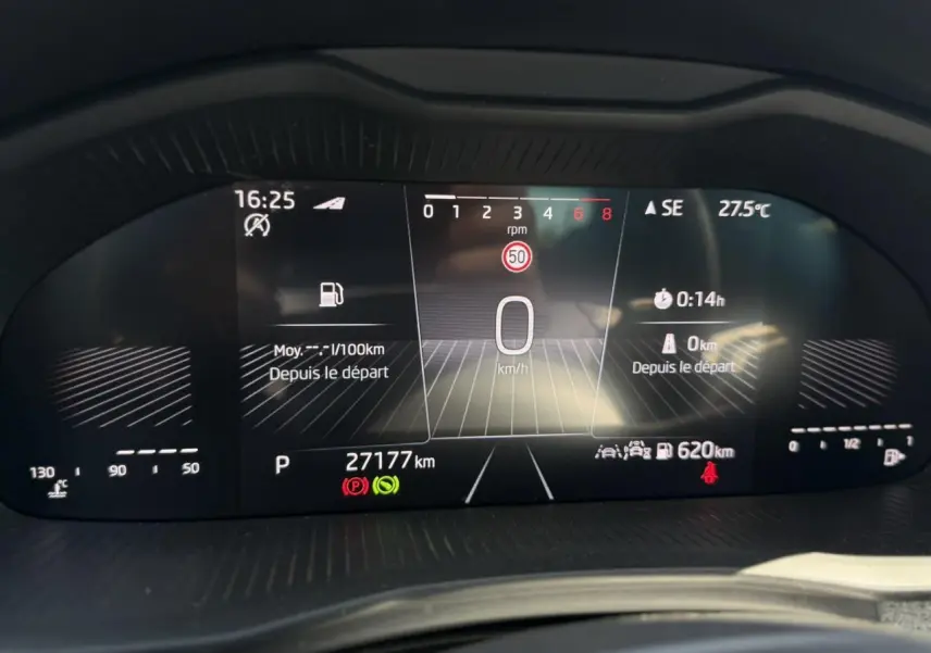 Tableau de bord numérique de la Skoda Scala TSI 116 DSG7, affichage vitesse et informations moteur en vue frontale.