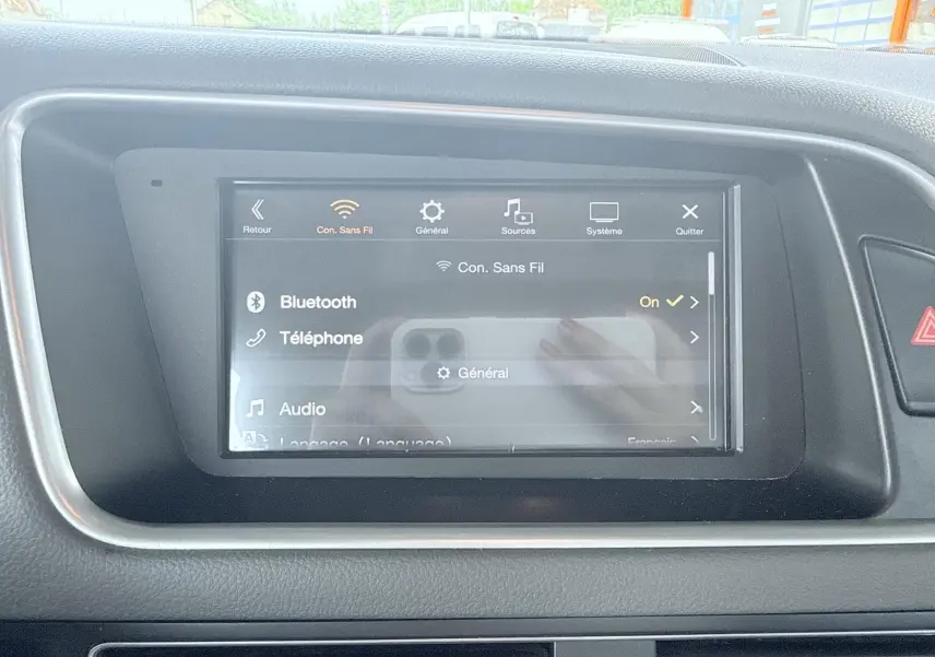 Écran tactile central de l’Audi Q5 2014 affichant les options Bluetooth et téléphone, intérieur noir.