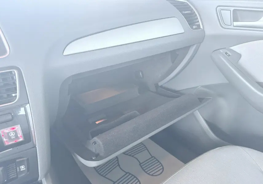 Intérieur de l'Audi Q5 2.0 TDI 2014, vue côté passager sur la boîte à gants ouverte et tableau de bord gris.