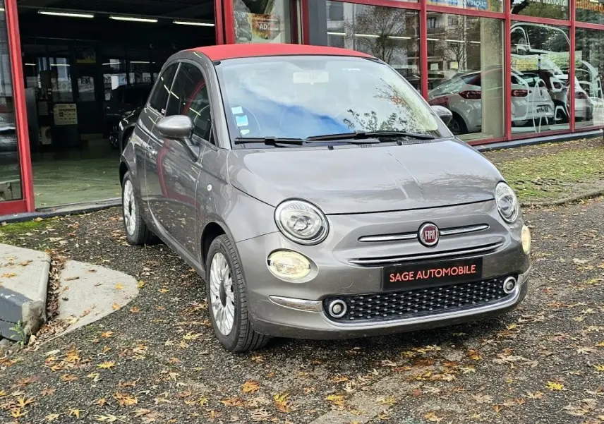 Fiat 500C 2019 gris Electroclash vue 3/4 avant droit avec toit rouge et jantes argentées.