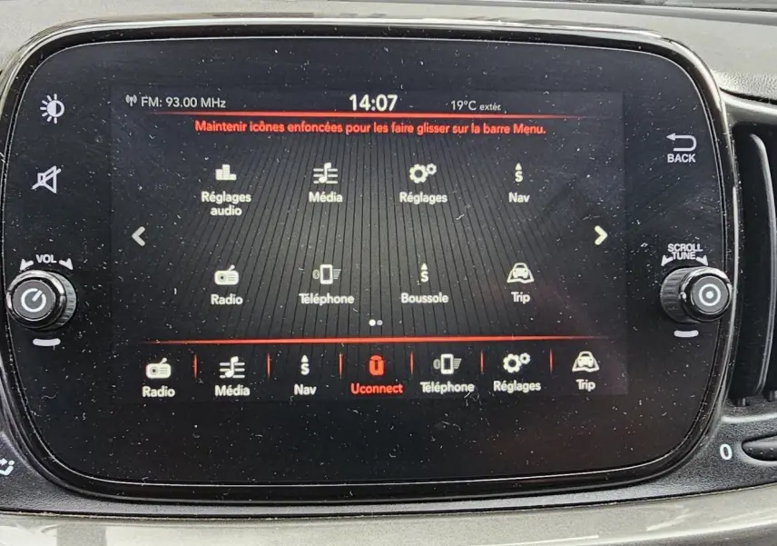 Coffre ouvert vu de l'arrière d'une Fiat 500C 1.2 69CH Lounge gris métallisé Electroclash, feux arrière rouges visibles.